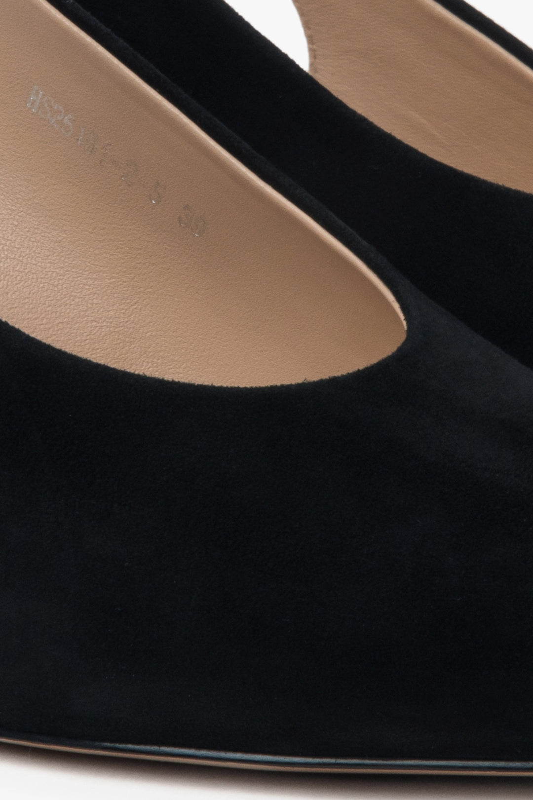 Klassische schwarze Velour-Slingbacks von Estro – Details.