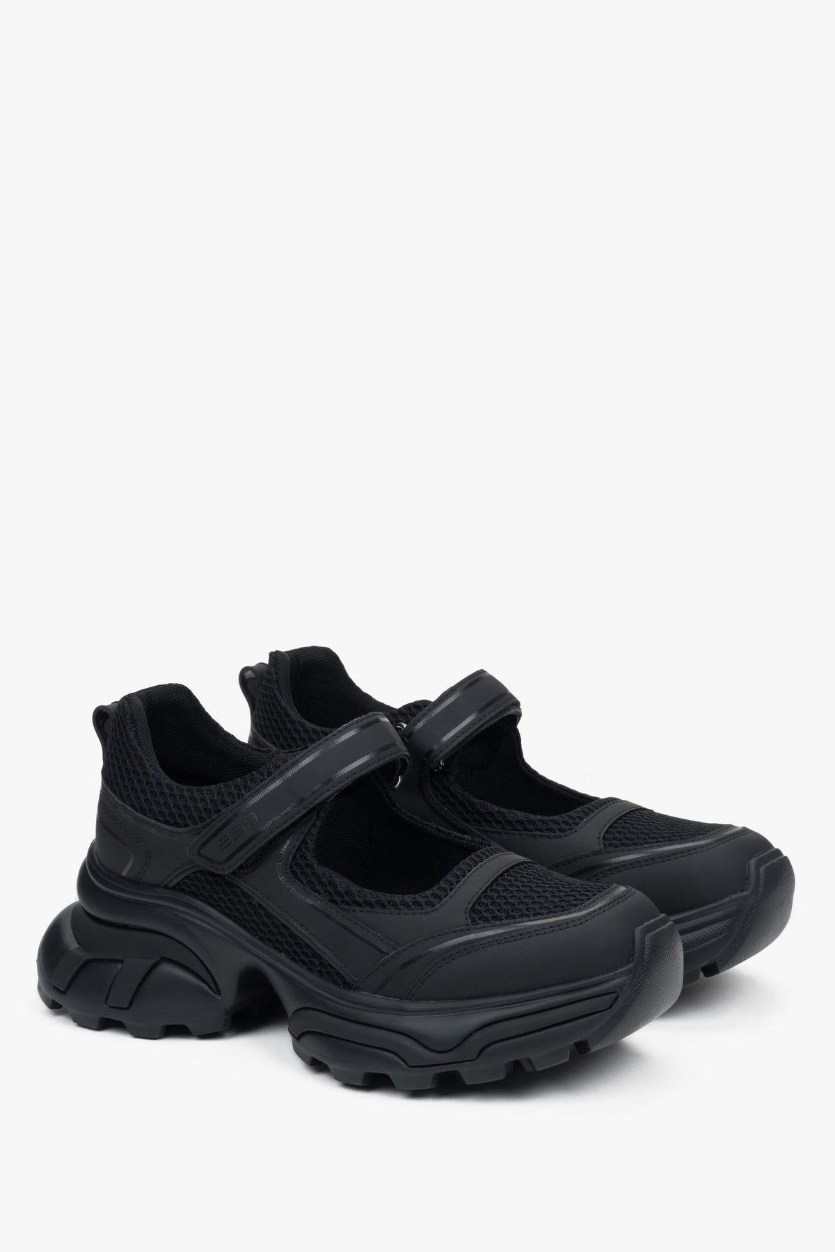 Moderne schwarze Damen-Sneaker ES8 im Sandalen-Design, aus Leder und atmungsaktiven Materialien – perfekt für warme Tage und sommerliche Outfits.