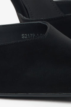Schwarze Pumps von Estro mit Kristallen und strukturierter Oberfläche.