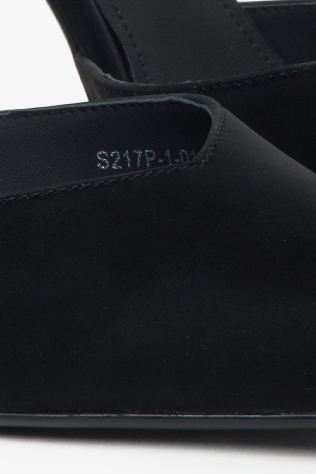 Schwarze Pumps von Estro mit Kristallen und strukturierter Oberfläche.
