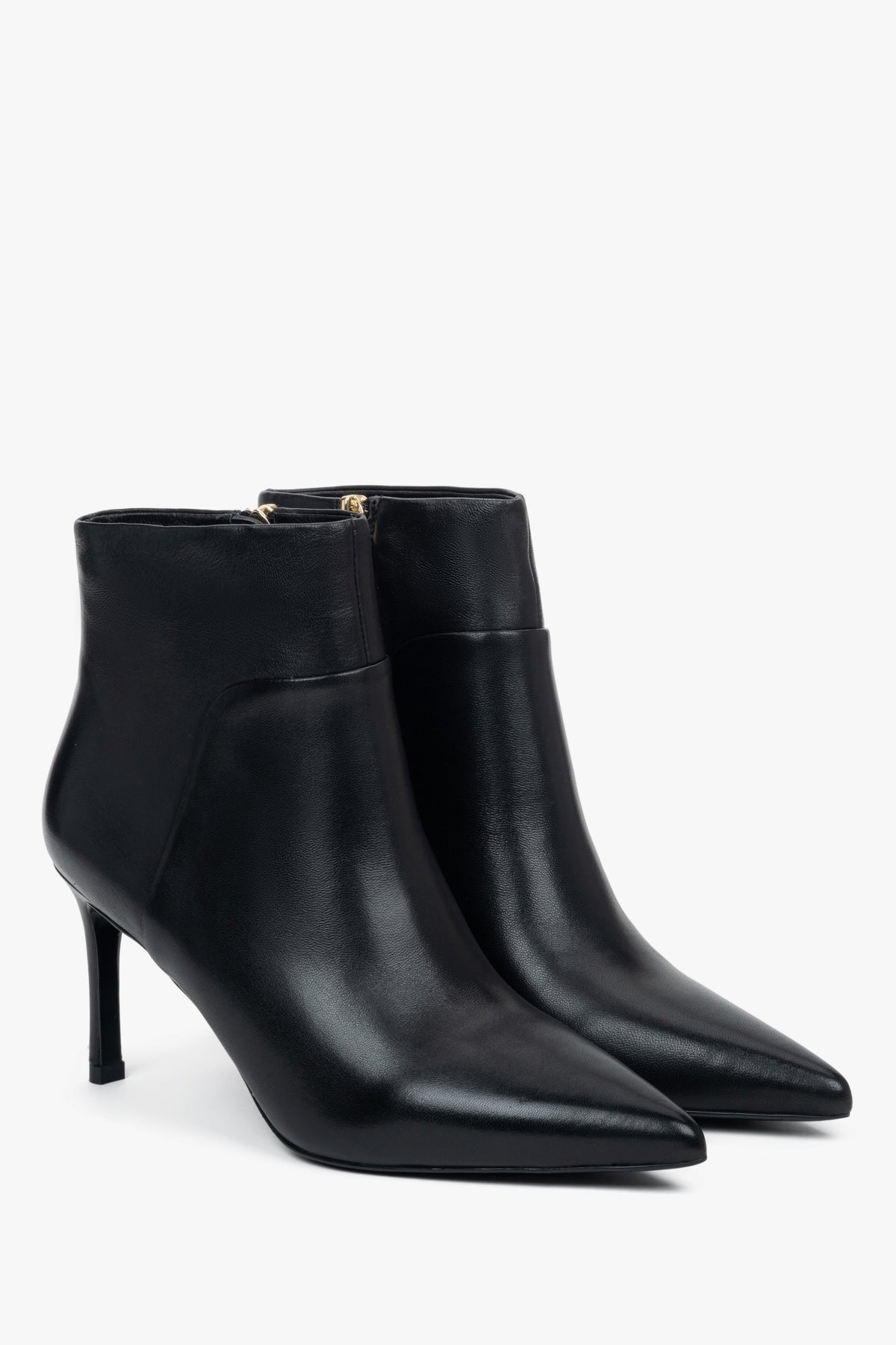 Schwarze niedrige Damen-Stiefeletten von Estro mit elegantem Stiletto-Absatz.
