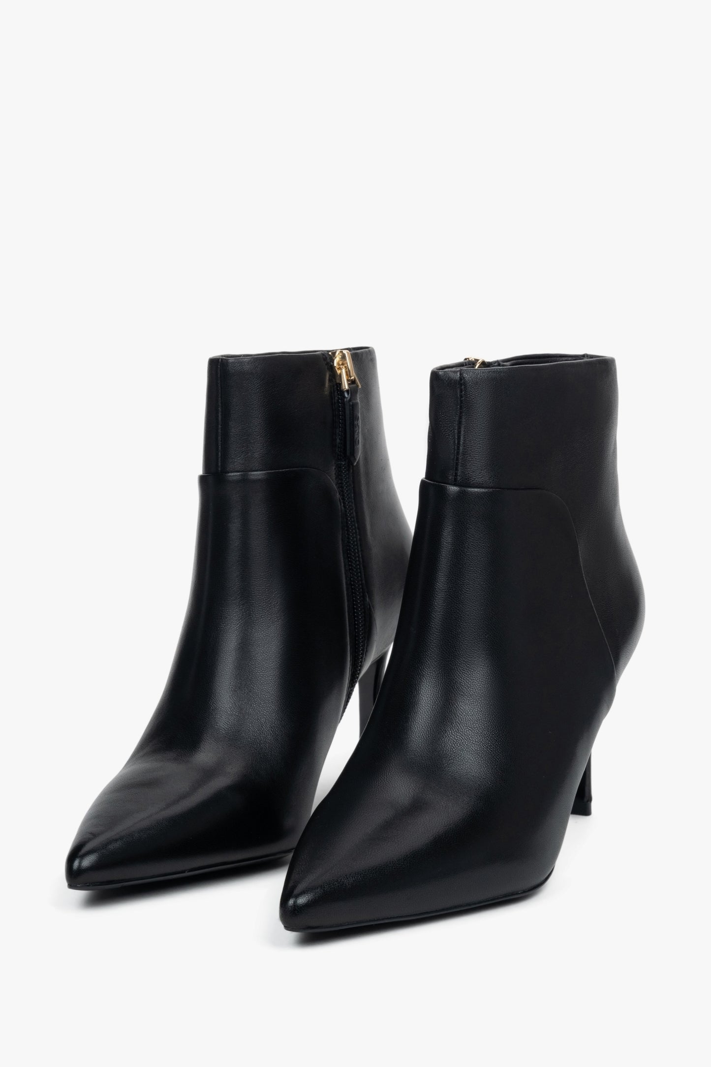 Nahaufnahme der spitzen Zehenkappe bei schwarzen Ankle Boots für Damen. 