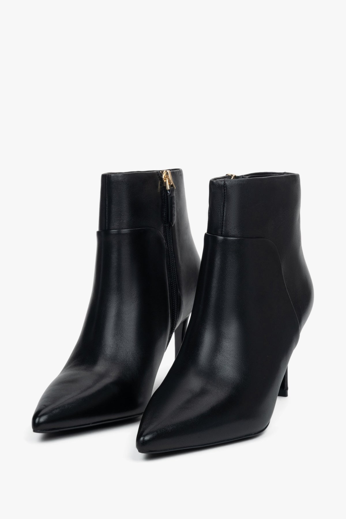 Nahaufnahme der spitzen Zehenkappe bei schwarzen Ankle Boots für Damen. 