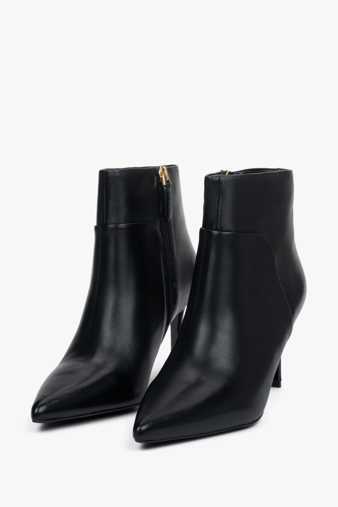 Nahaufnahme der spitzen Zehenkappe bei schwarzen Ankle Boots für Damen. 
