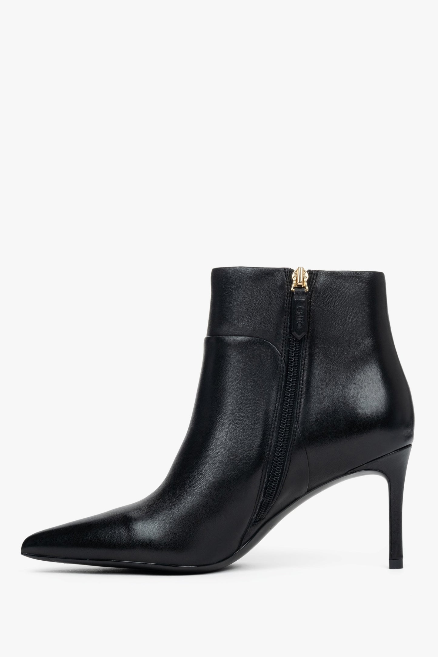 Elegante schwarze Stiefeletten mit hohem Pfennigabsatz i spitzem Zulauf. 