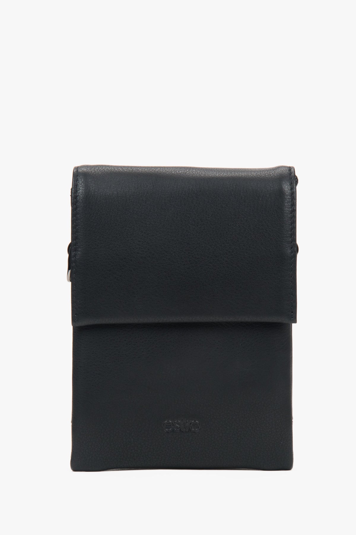 Frontale Ansicht der schwarzen Tablet-Tasche mit geschlossener Klappe und dezentem Markenlogo 