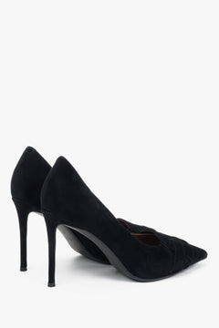 Hochwertige Damen-Schuhe aus schwarzem Natur-Velours mit stilvoller Applikation.
