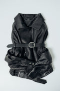 Schwarzer Damen-Ledergürtel, raffiniert um eine schwarze Lederjacke gebunden