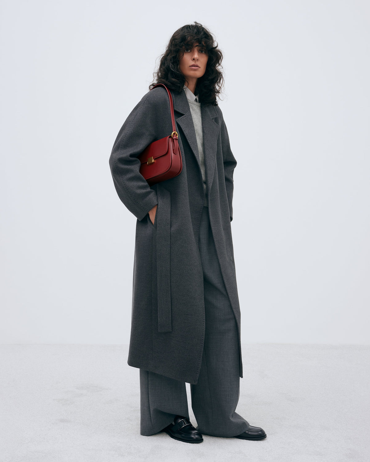 Schwarze Damen-Penny-Loafer aus Leder von Estro mit dekorativer Schnalle – Gesamtansicht des Schuhwerks.