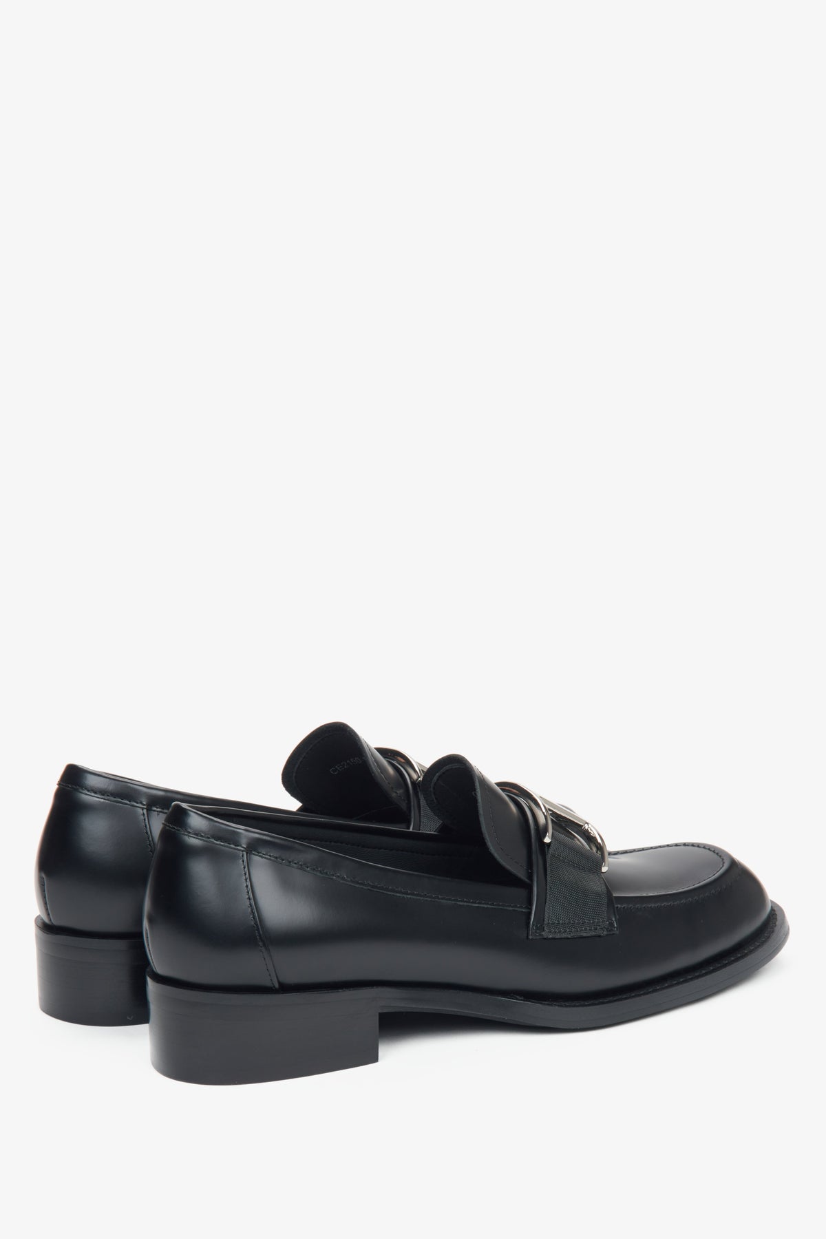 Schwarze Damen-Penny-Loafer aus Leder von Estro mit dekorativer Schnalle – Nahaufnahme des Absatzes.
