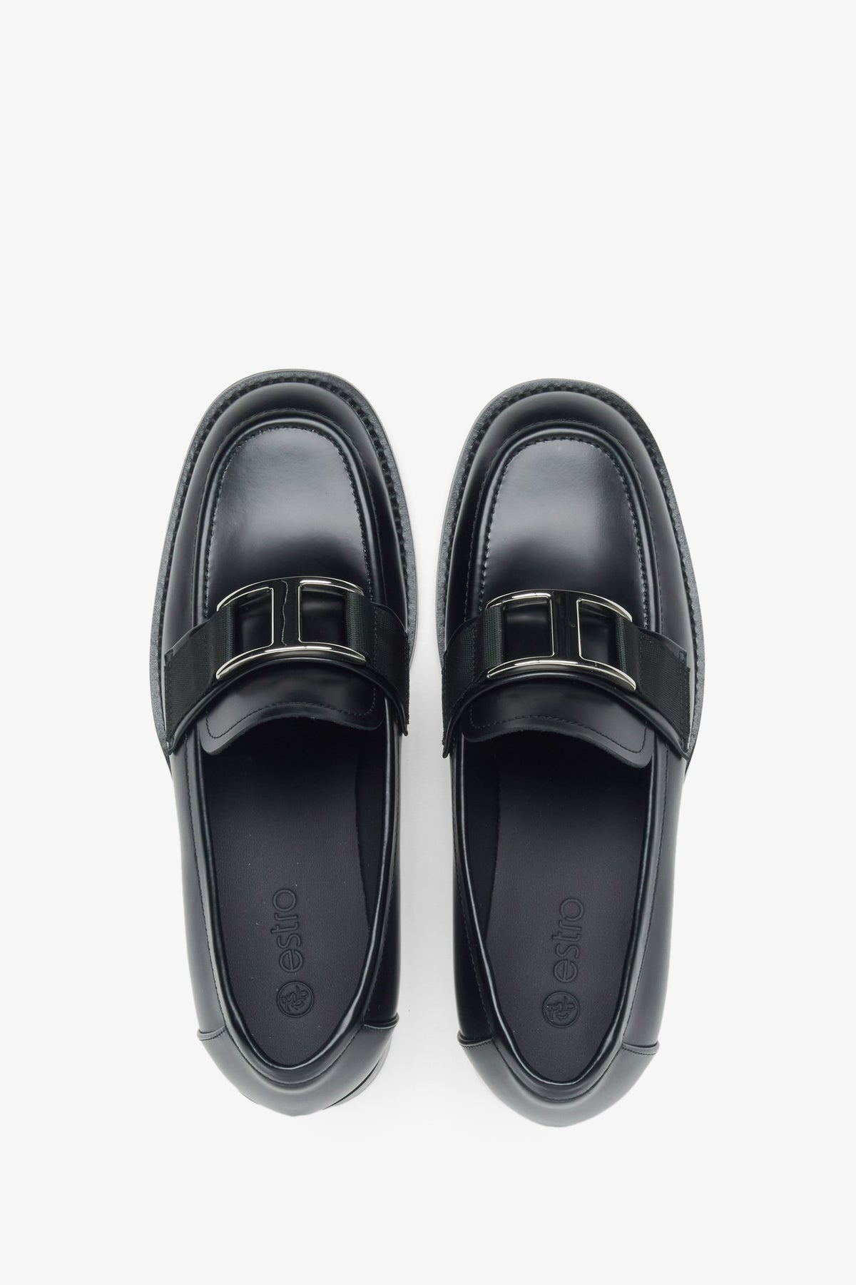 Schwarze Damen-Penny-Loafer aus Leder von Estro mit dekorativer Schnalle – Draufsicht.