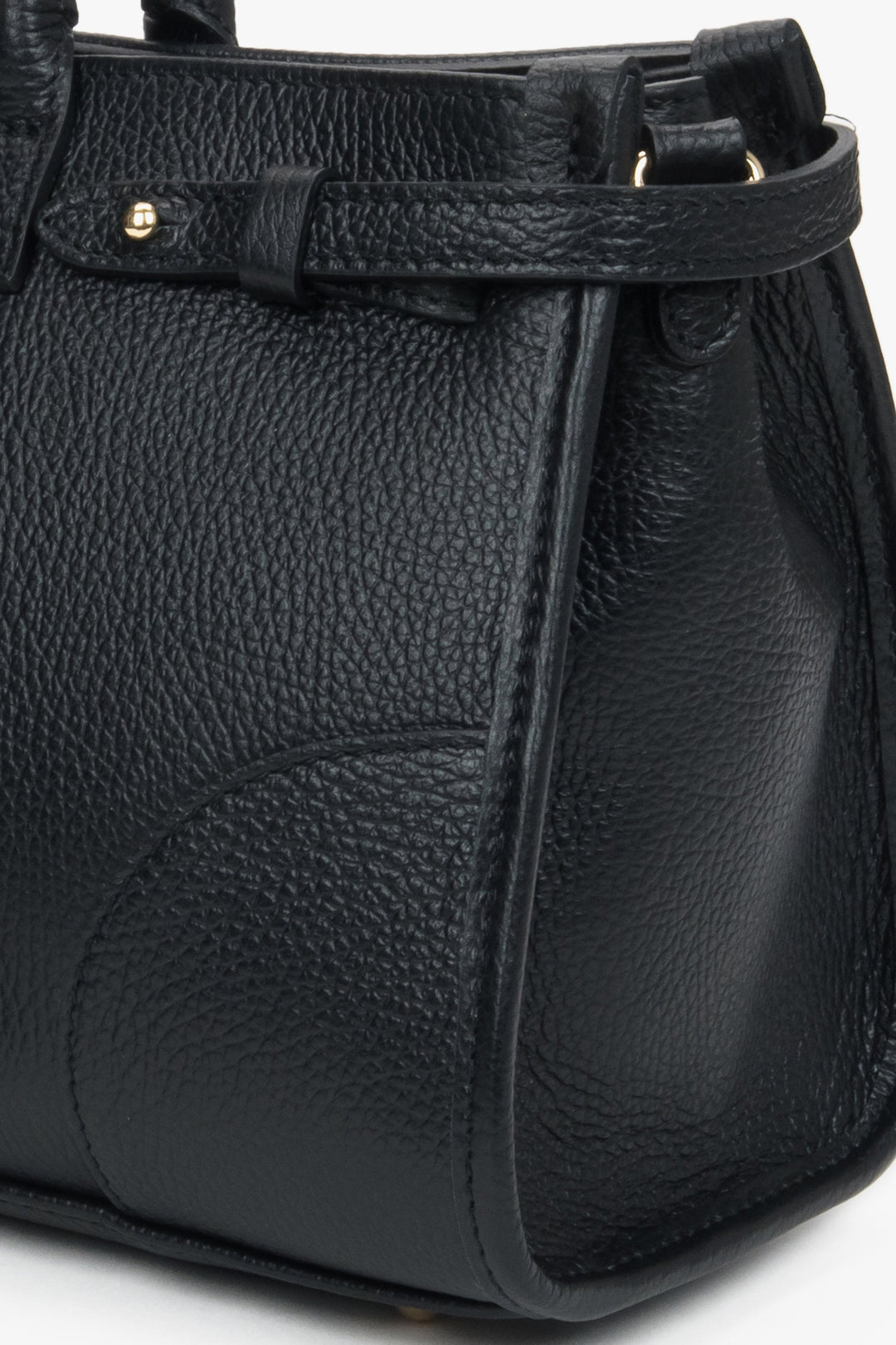 Damen-Handtasche im Tote-Stil aus schwarzem italienischem Leder – Nahaufnahme der Details.