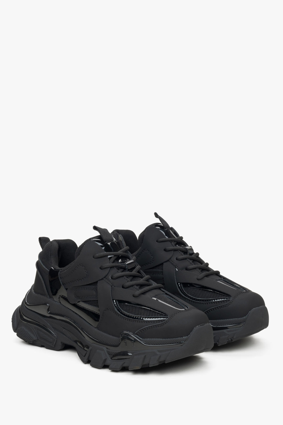 Schwarze Damen-Sneaker aus der Sports-Linie ES 8, entworfen für Frühling und Herbst.