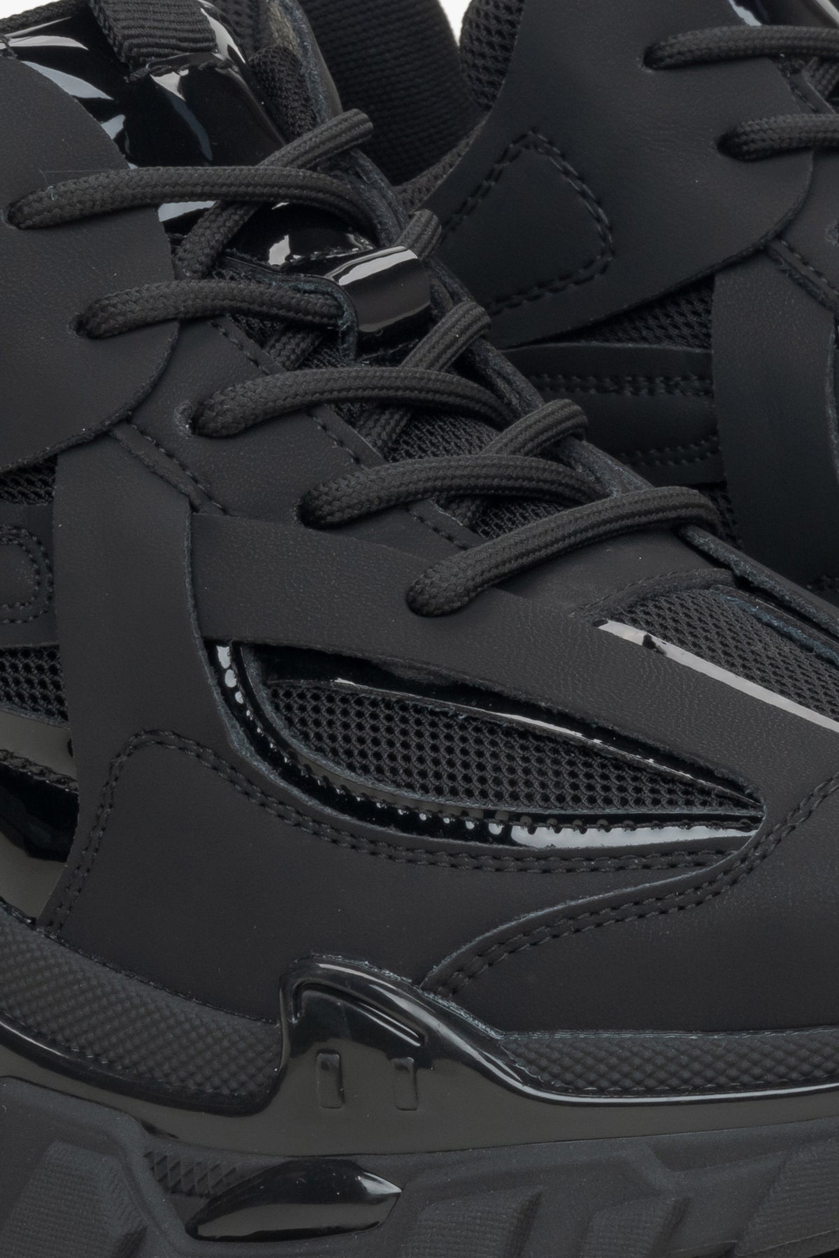 Schwarze Damen-Sneaker aus echtem Leder und Textil für Frühling und Herbst – Nahaufnahme des Schnürsystems.