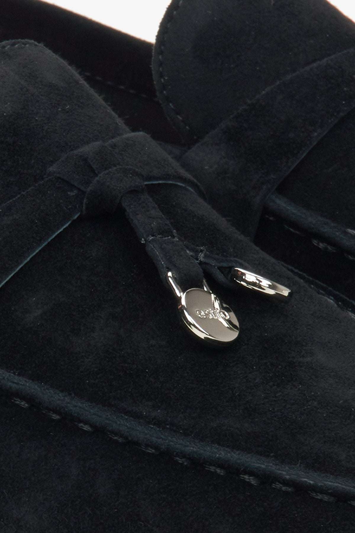 Estro schwarze Velours-Damen-Slipper – Nahaufnahme der Details.