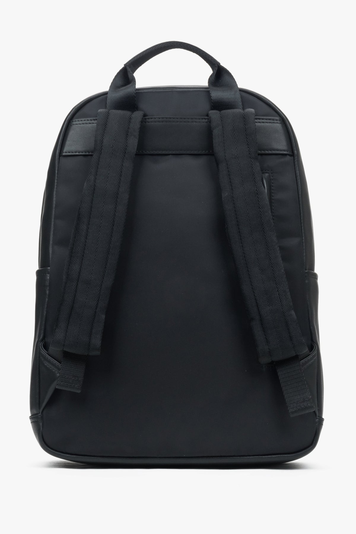 Rückansicht des Rucksacks, die die bequemen, gepolsterten Schultergurte zeigt 
