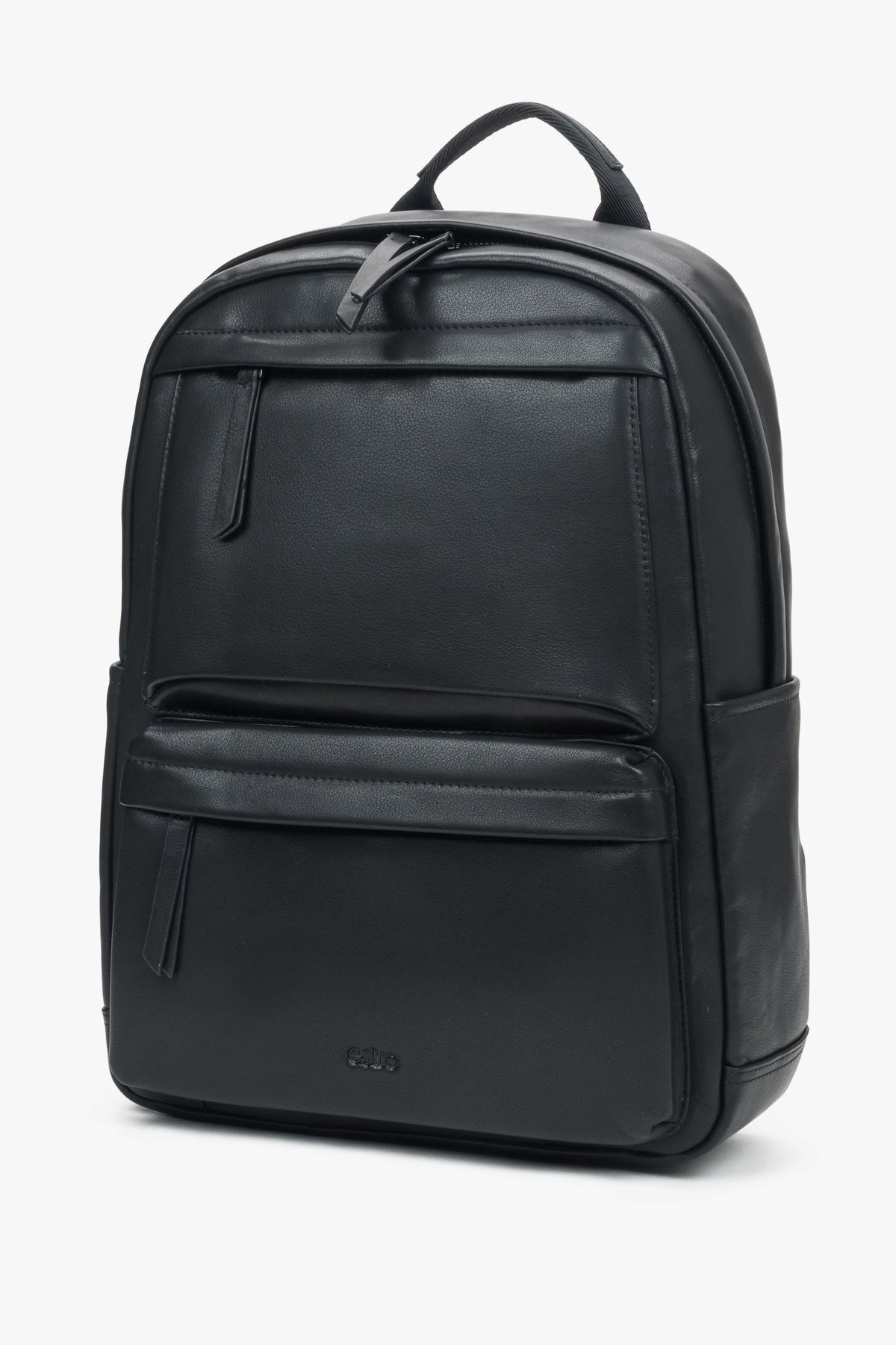 Schrägansicht des eleganten schwarzen Rucksacks mit aufgesetzten Fronttaschen 