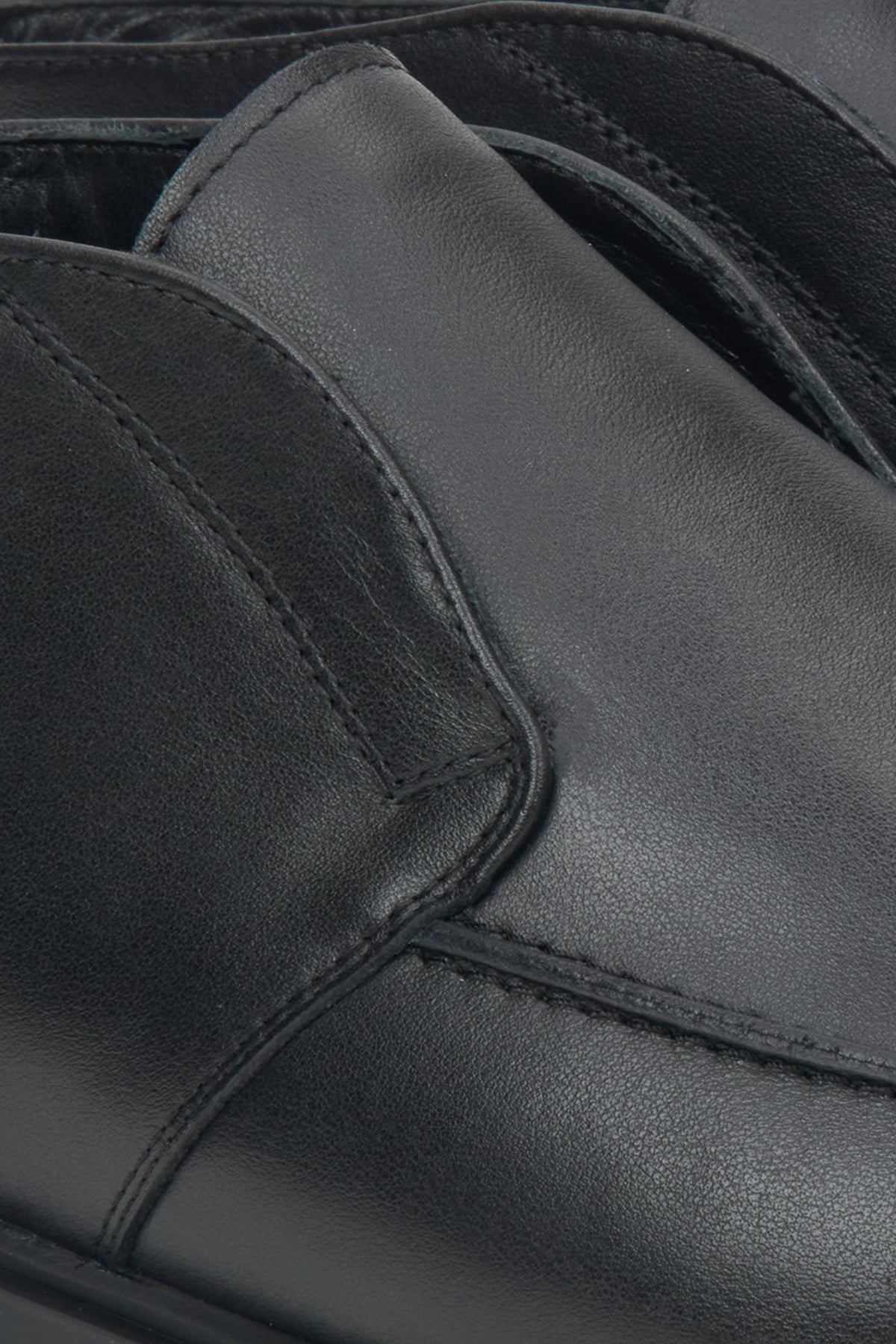 Schwarze Herren-Loafer von Estro – Nahaufnahme des Innenraums des Schuhs.