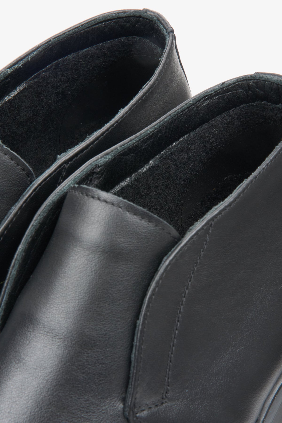 Schwarze weiche Herren-Loafer aus echtem Leder von Estro – Nahaufnahme der Details.