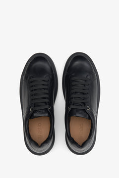 Estro Herren-Ledersneaker in Schwarz mit Schnürung – Präsentation der Schuhe von oben.