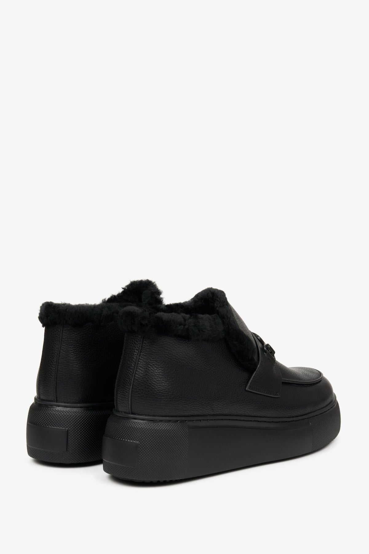 Winterliche Damen-Stiefeletten in Schwarz mit Fellfutter – Nahaufnahme der Rückseite der Estro-Schuhe.