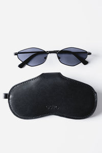 Schwarzes Brillenetui aus Echtleder mit Sonnenbrille Vorderansicht