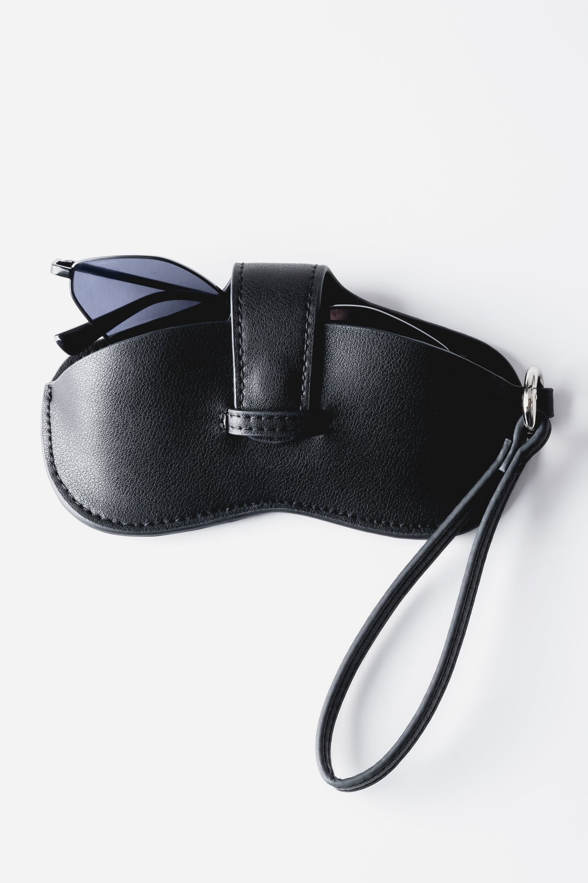 Schwarzes Brillenetui aus Leder mit Trageriemen Detailansicht