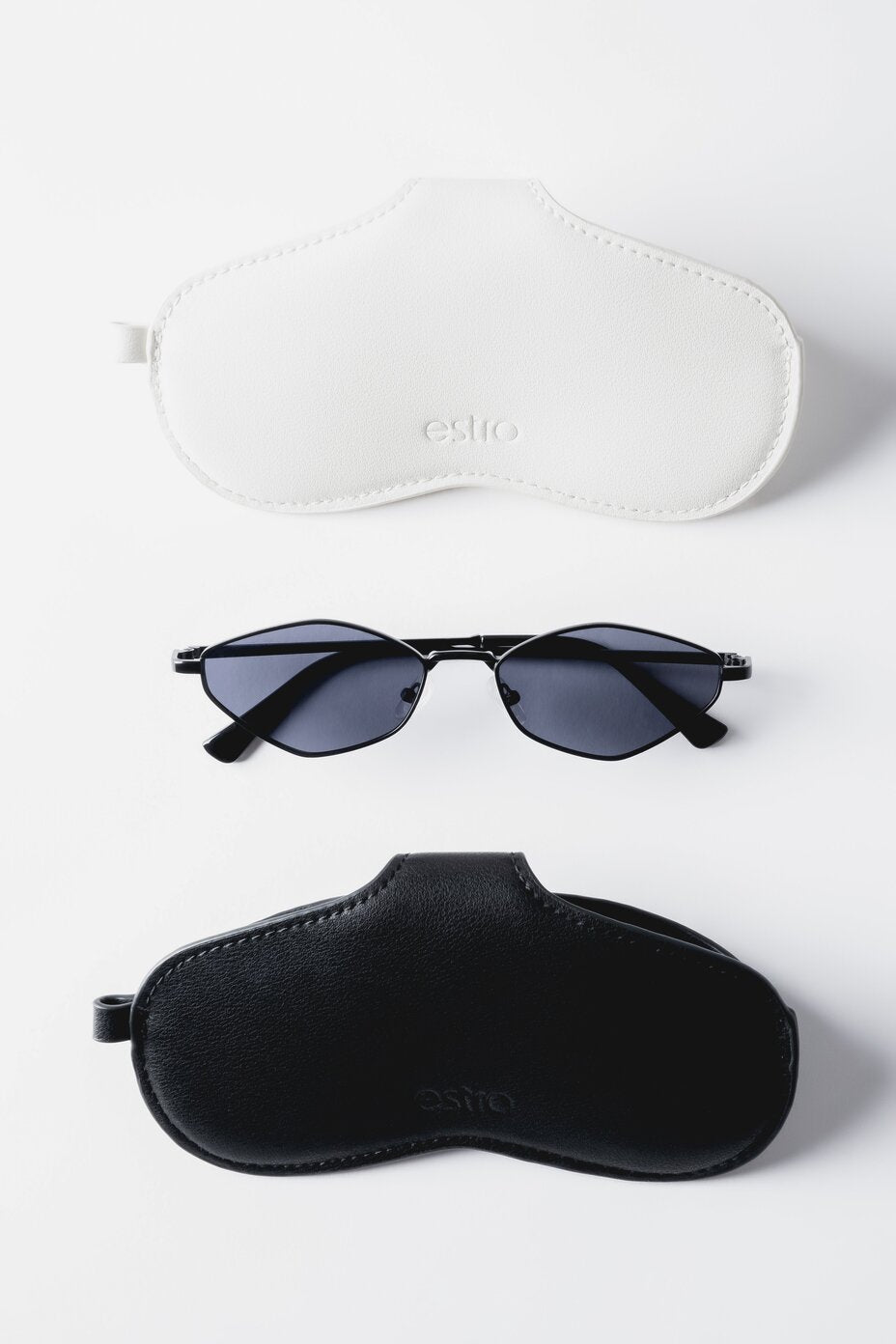 Schwarzes Leder-Brillenetui im Set mit Sonnenbrille und hellem Staubschutzbeutel