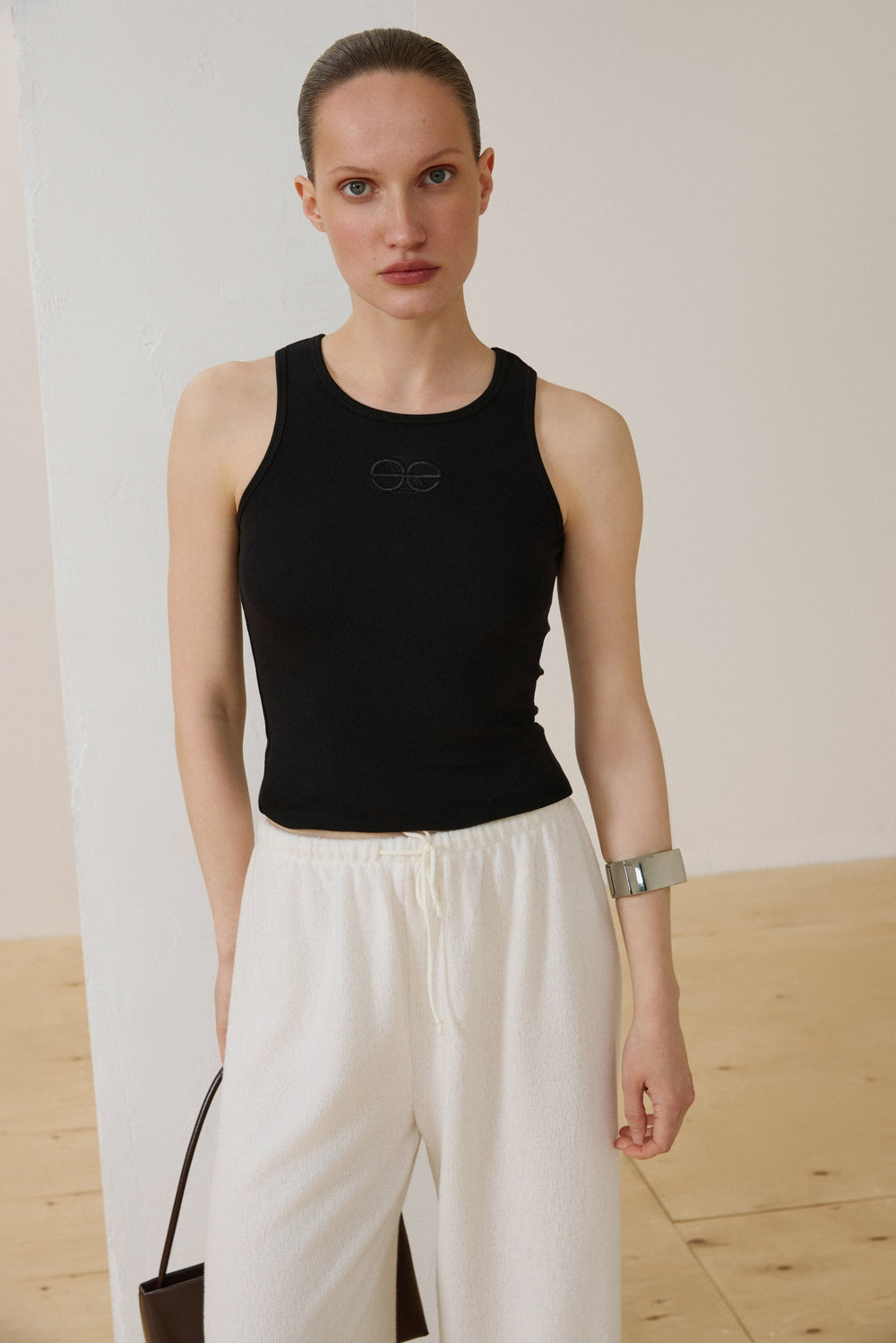 Model trägt schwarzes Damen-Tanktop aus gerippter Baumwolle Vorderansicht