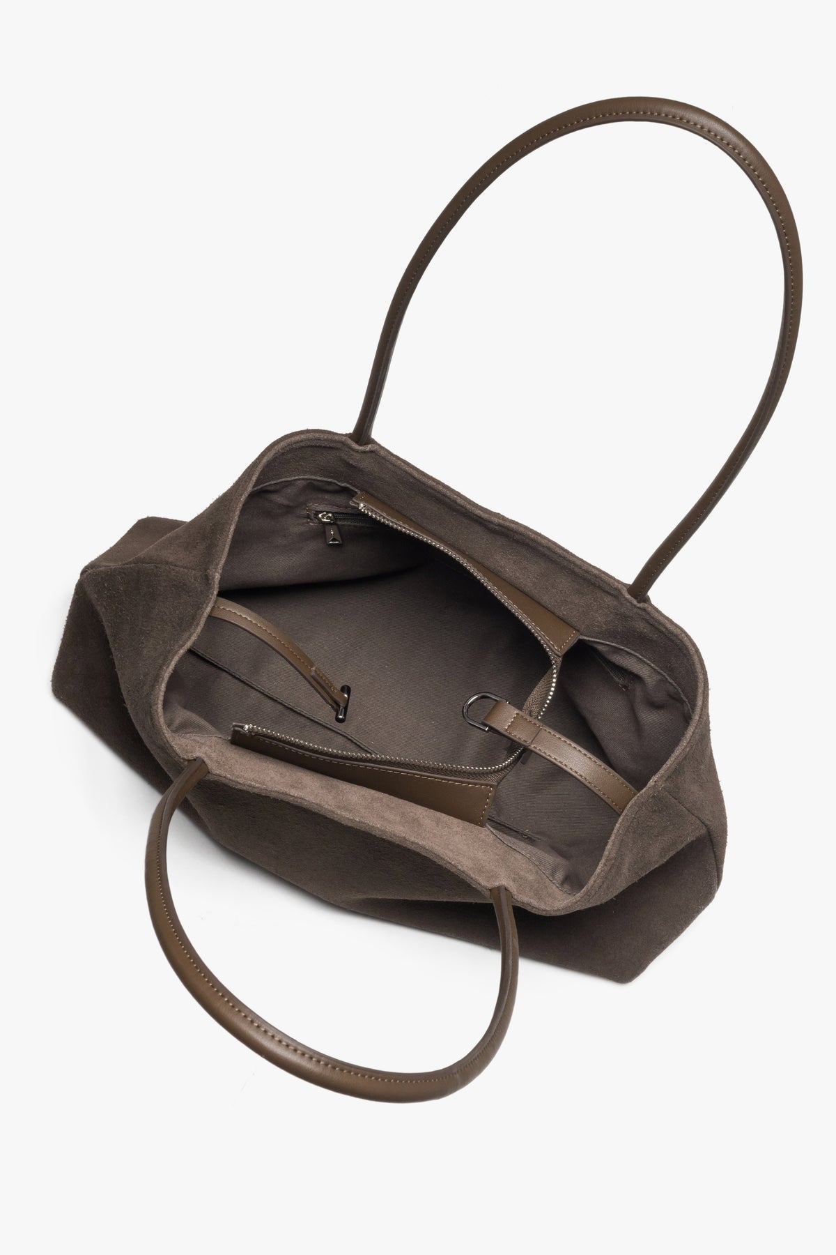 Innenansicht der geräumigen Schultertasche aus weichem Veloursleder.