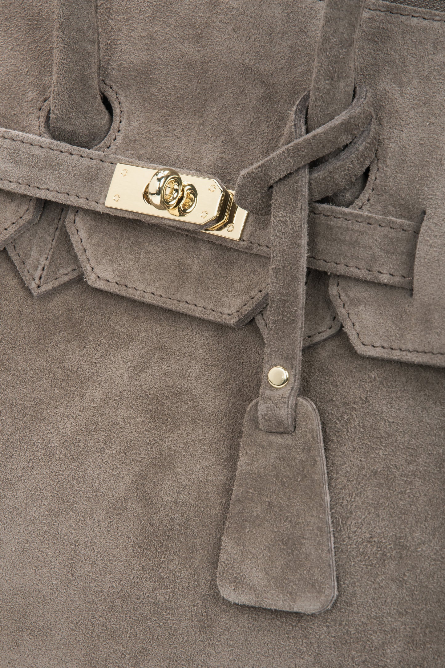Nahaufnahme des edlen vorderen Verschlusses mit goldfarbenen Details und Leder-Pendant