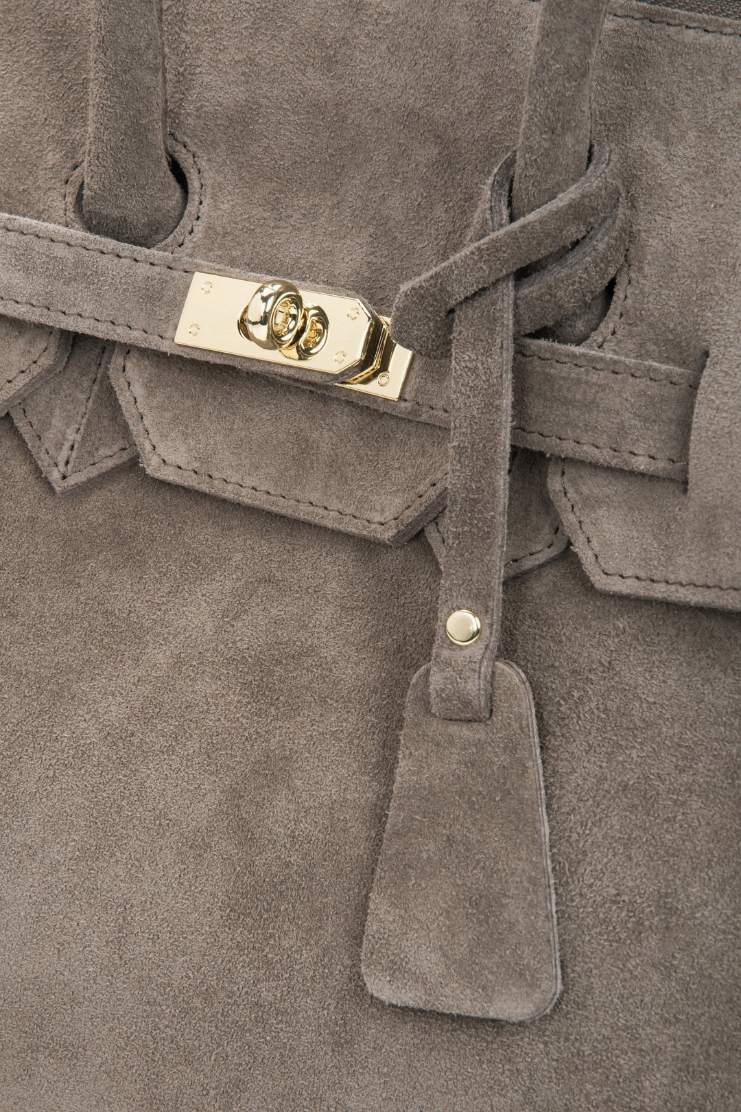 Nahaufnahme des edlen vorderen Verschlusses mit goldfarbenen Details und Leder-Pendant