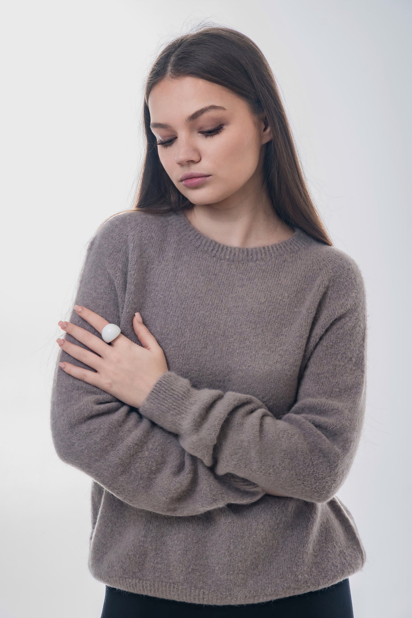 Frontale Ansicht des Models im taupefarbenen Damen-Pullover mit weicher Alpaka-Wolle