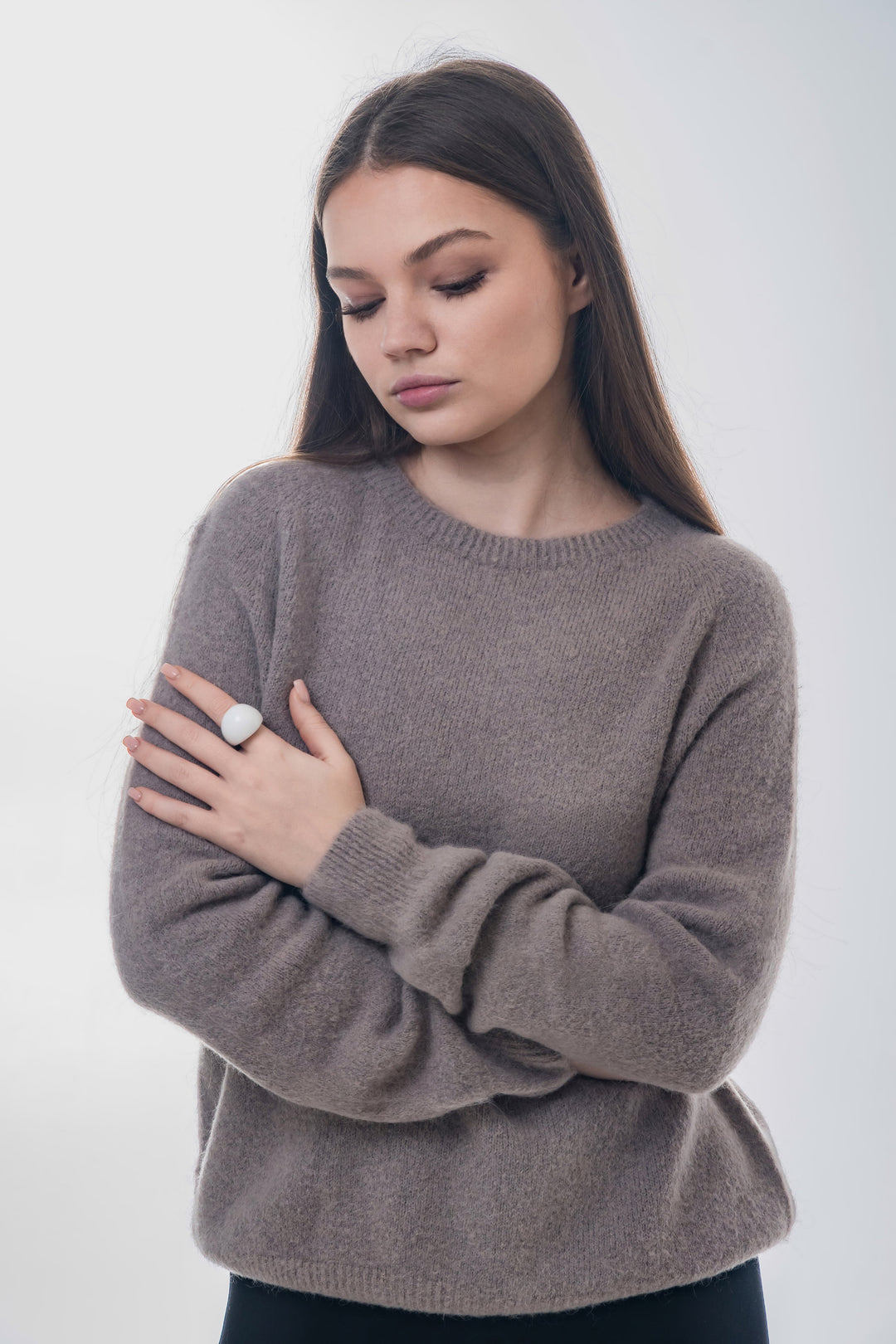 Frontale Ansicht des Models im taupefarbenen Damen-Pullover mit weicher Alpaka-Wolle