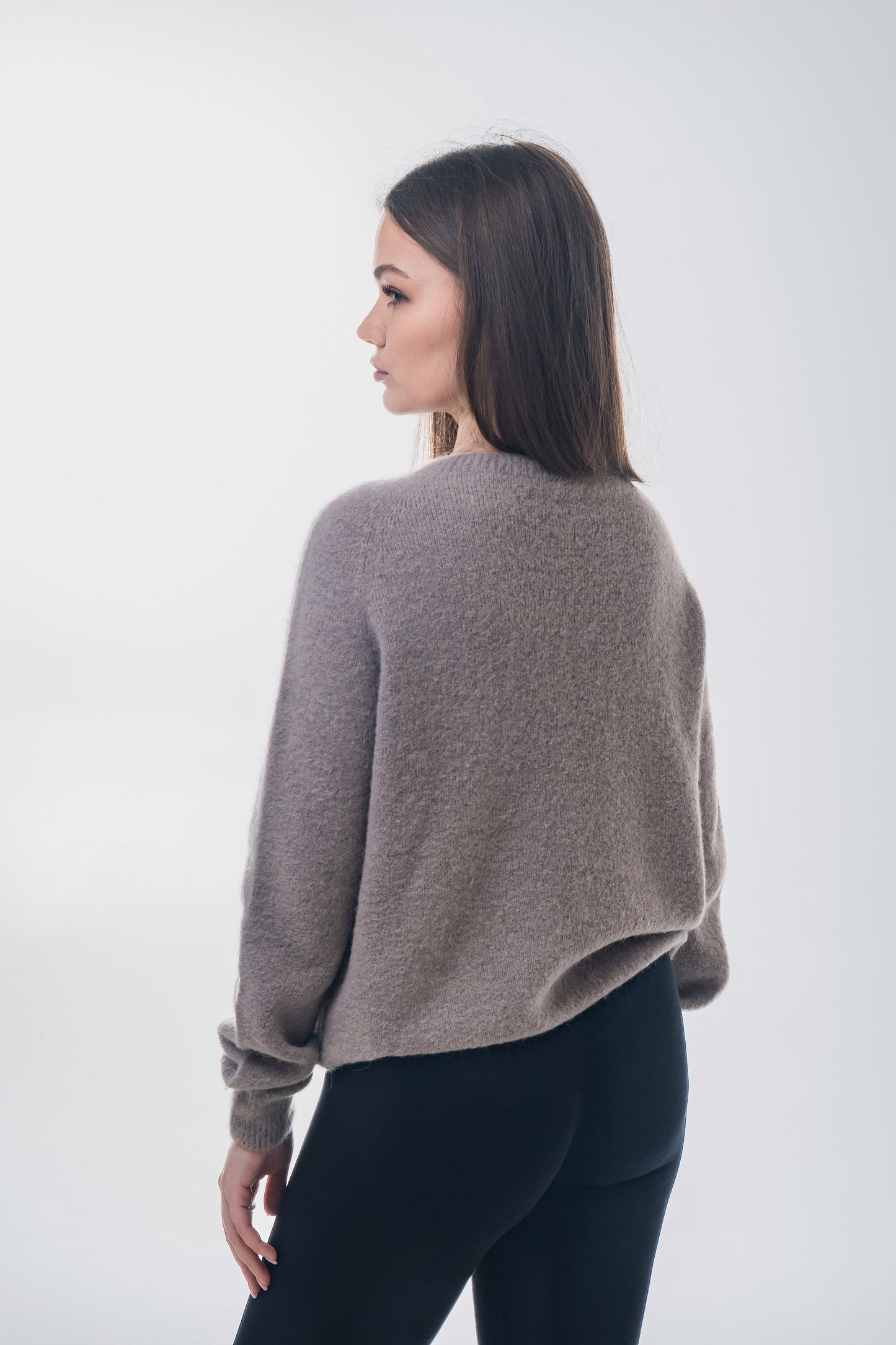 Rückwärtige Schrägansicht des Pullovers mit klassischem Rundhalsausschnitt