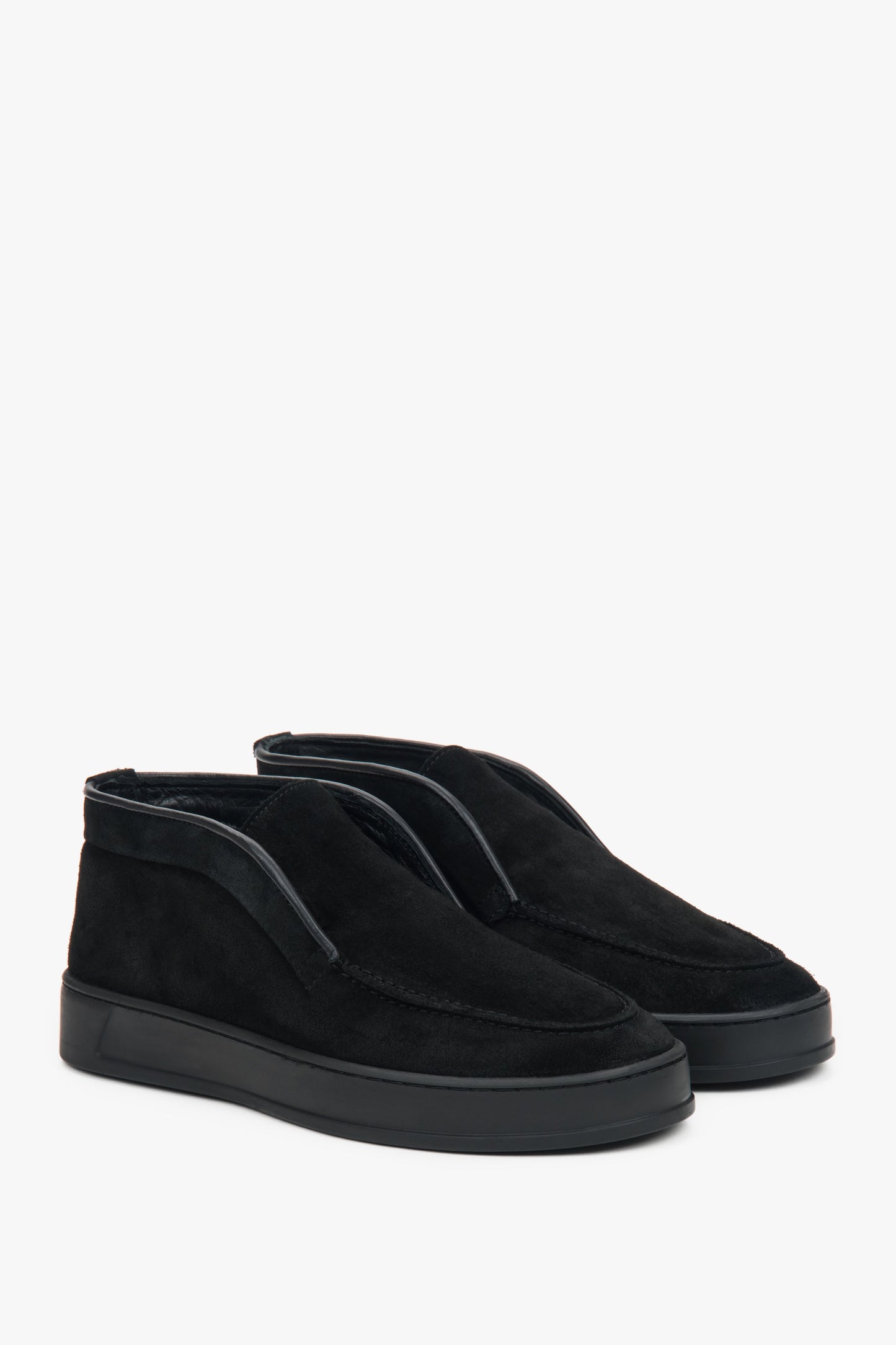 Schrägansicht des Paares, die das minimalistische, monochrome Design zeigt