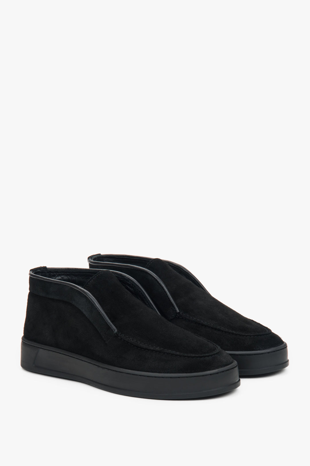 Schrägansicht des Paares, die das minimalistische, monochrome Design zeigt