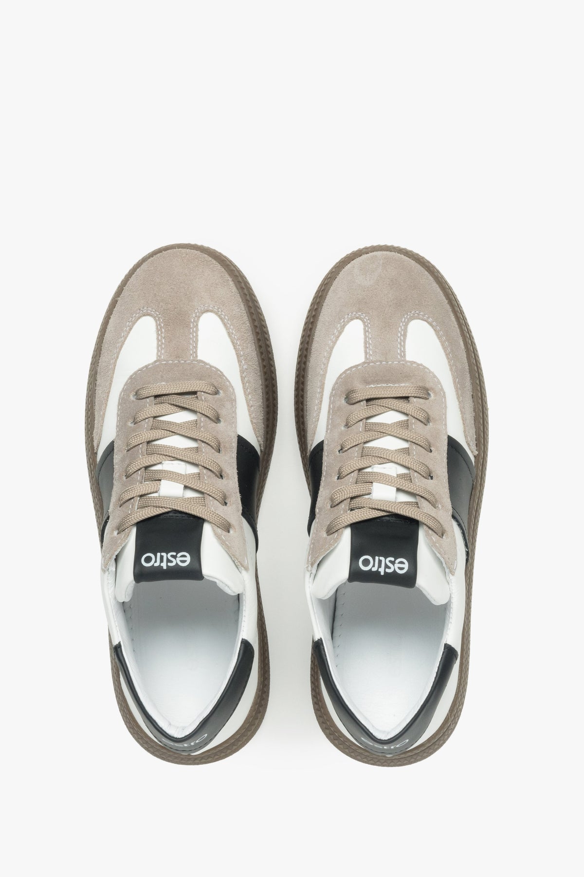 Elegante weiß-graue Damen-Sneaker aus natürlichem Velours und Leder – Premium von Estro, Ansicht von oben.