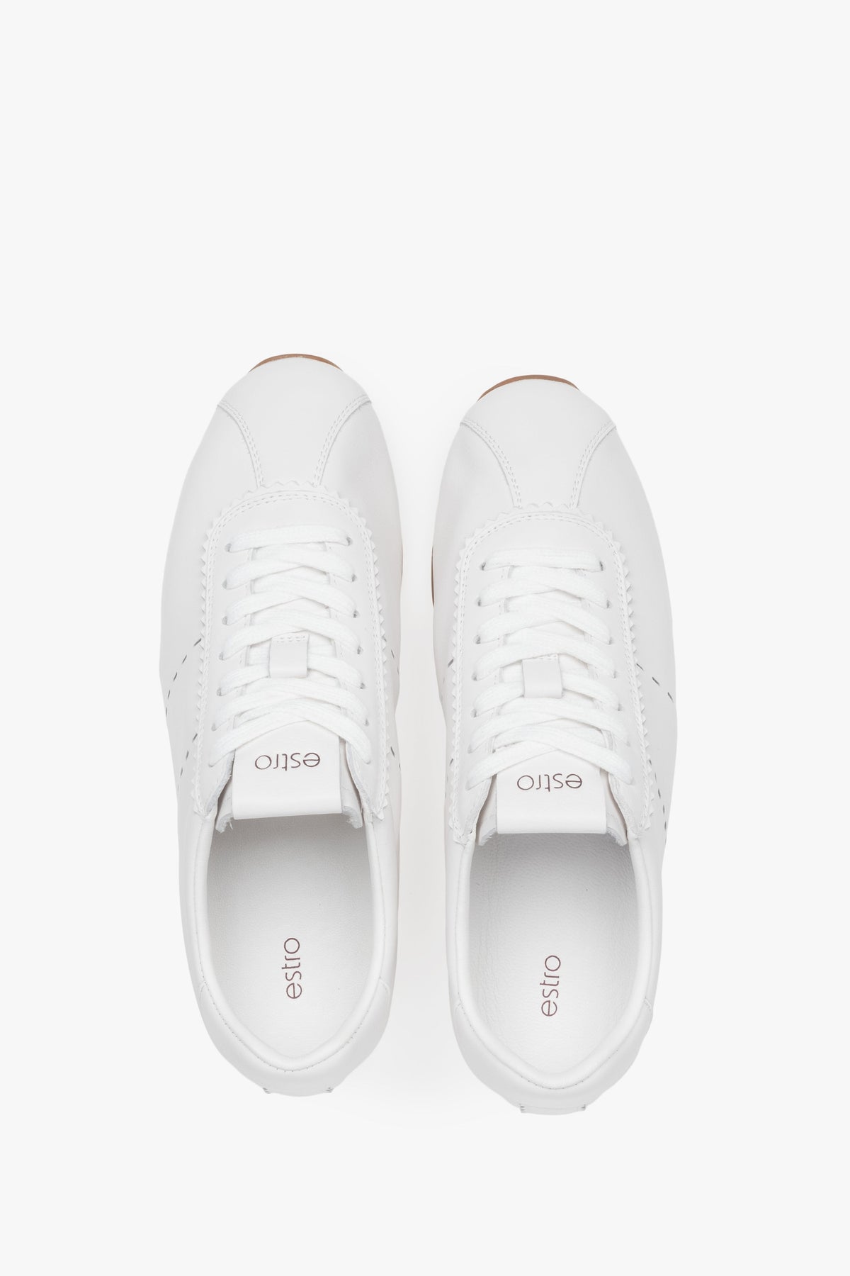 Weiße Damen-Sneaker aus natürlichem Leder mit dünner Sohle von Estro – Ansicht von oben.