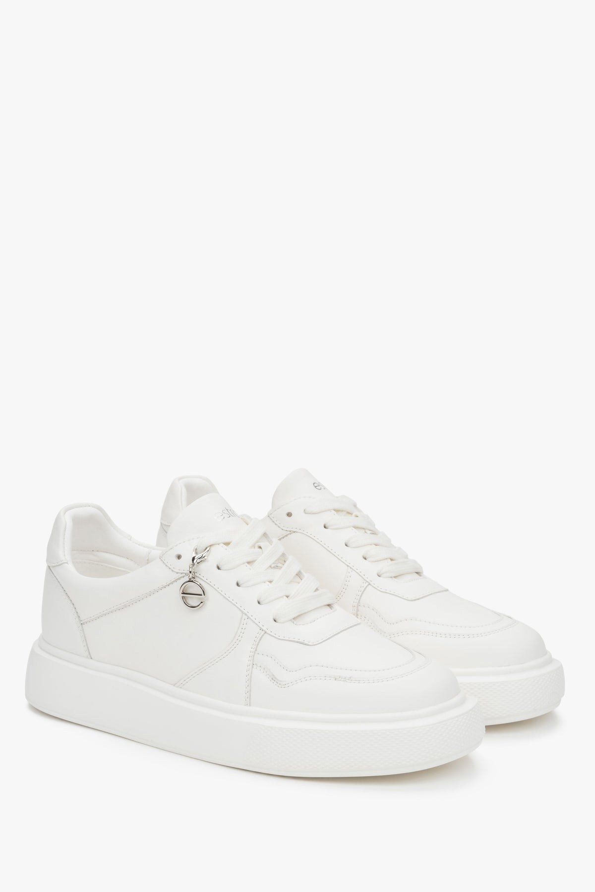 Stilvolle weiße Damen-Sneaker von Estro aus natürlichem Leder mit flexibler, bequemer Sohle.