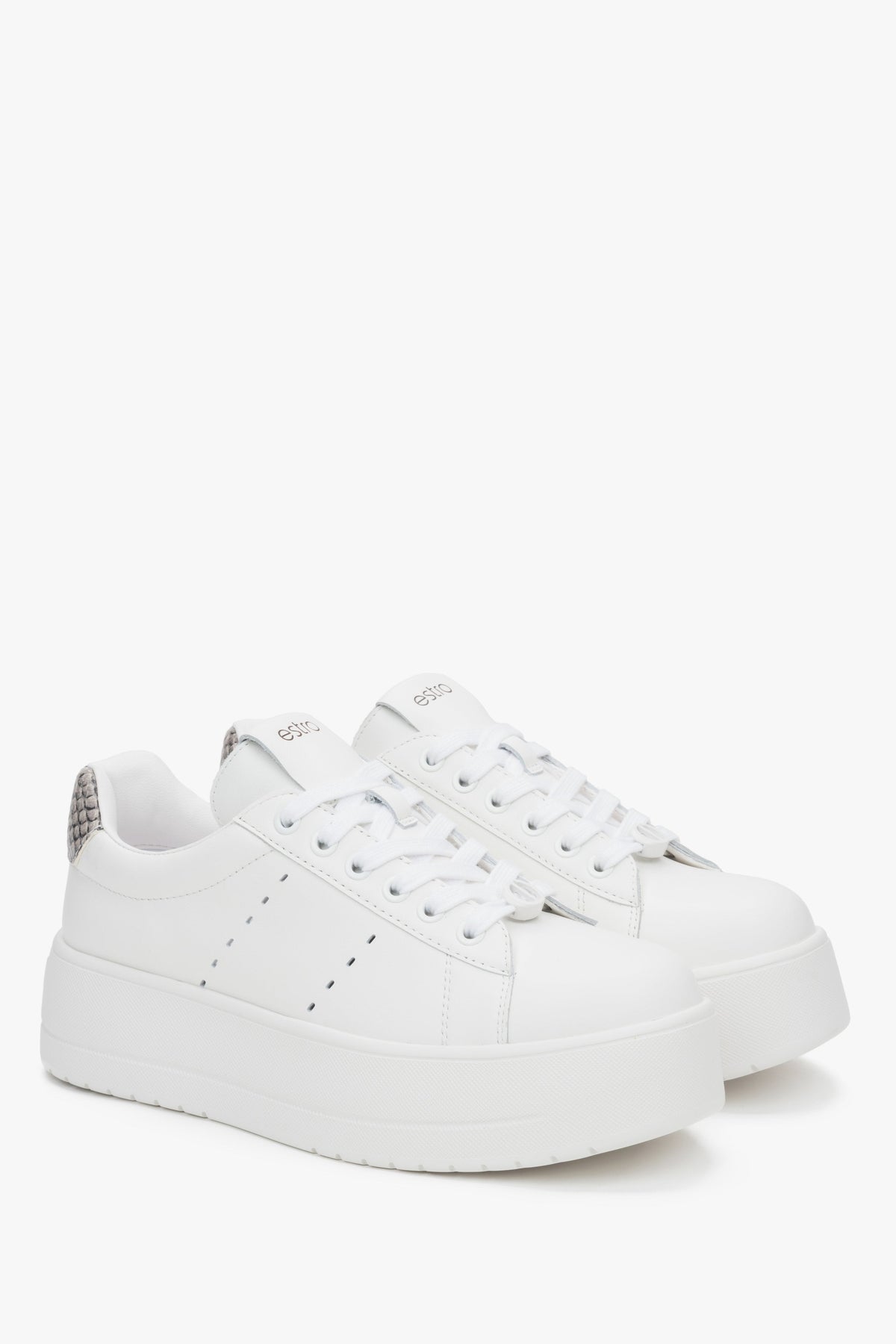 Moderner Damen-Sneaker aus weißem Leder mit kräftiger Chunky-Sohle.