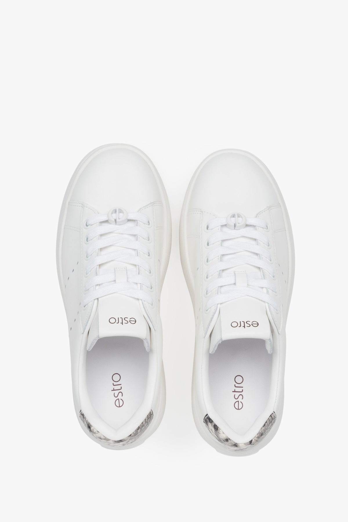 Weißer Ledersneaker für Damen von oben – klare Silhouette und stilvolle Details in der Draufsicht.