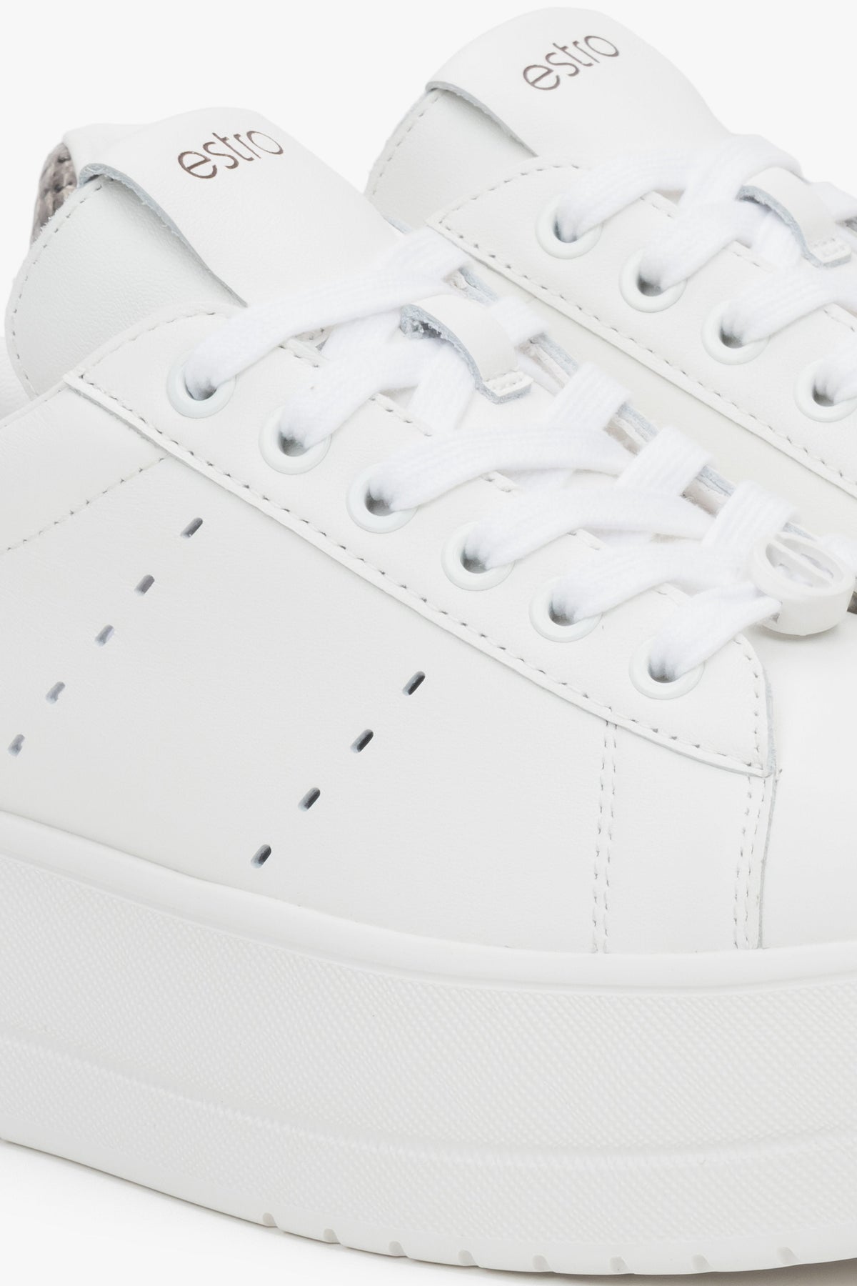 Nahaufnahme des weißen Damen-Sneakers aus Leder – Fokus auf strukturierte Oberfläche, Nähte und die markante Chunky-Sohle.