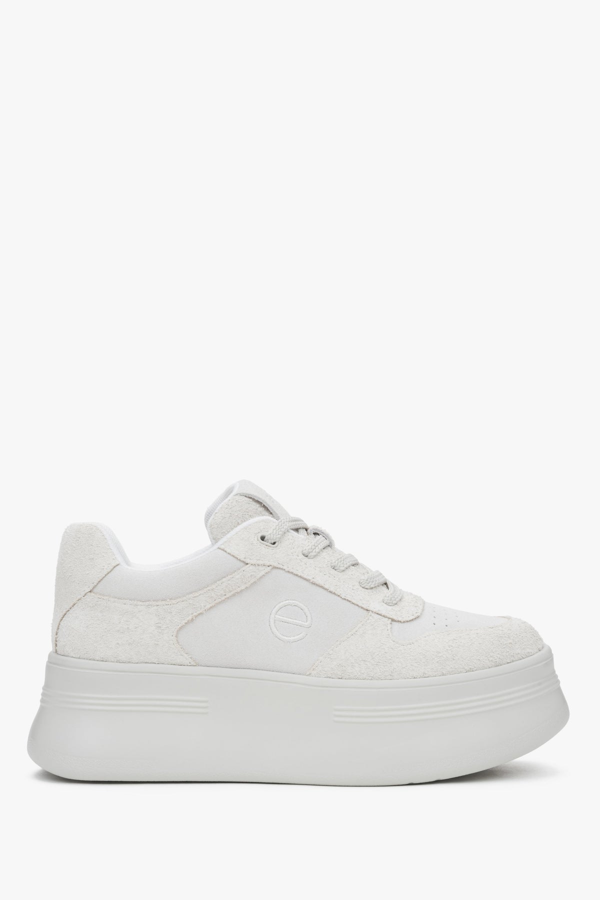Weicher Chunky Sneaker aus Velours in Weiß und Grau Estro ER00117132.