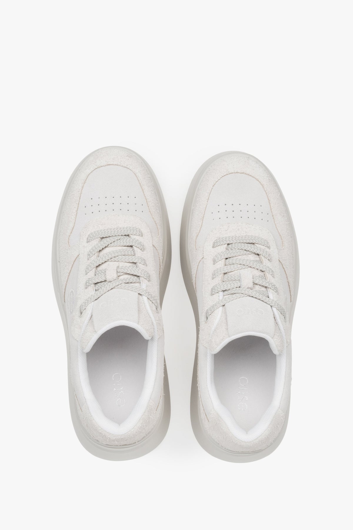 Damen-Sneaker von Estro – weiches Velours in Weiß und Grau mit klobiger Sohle.