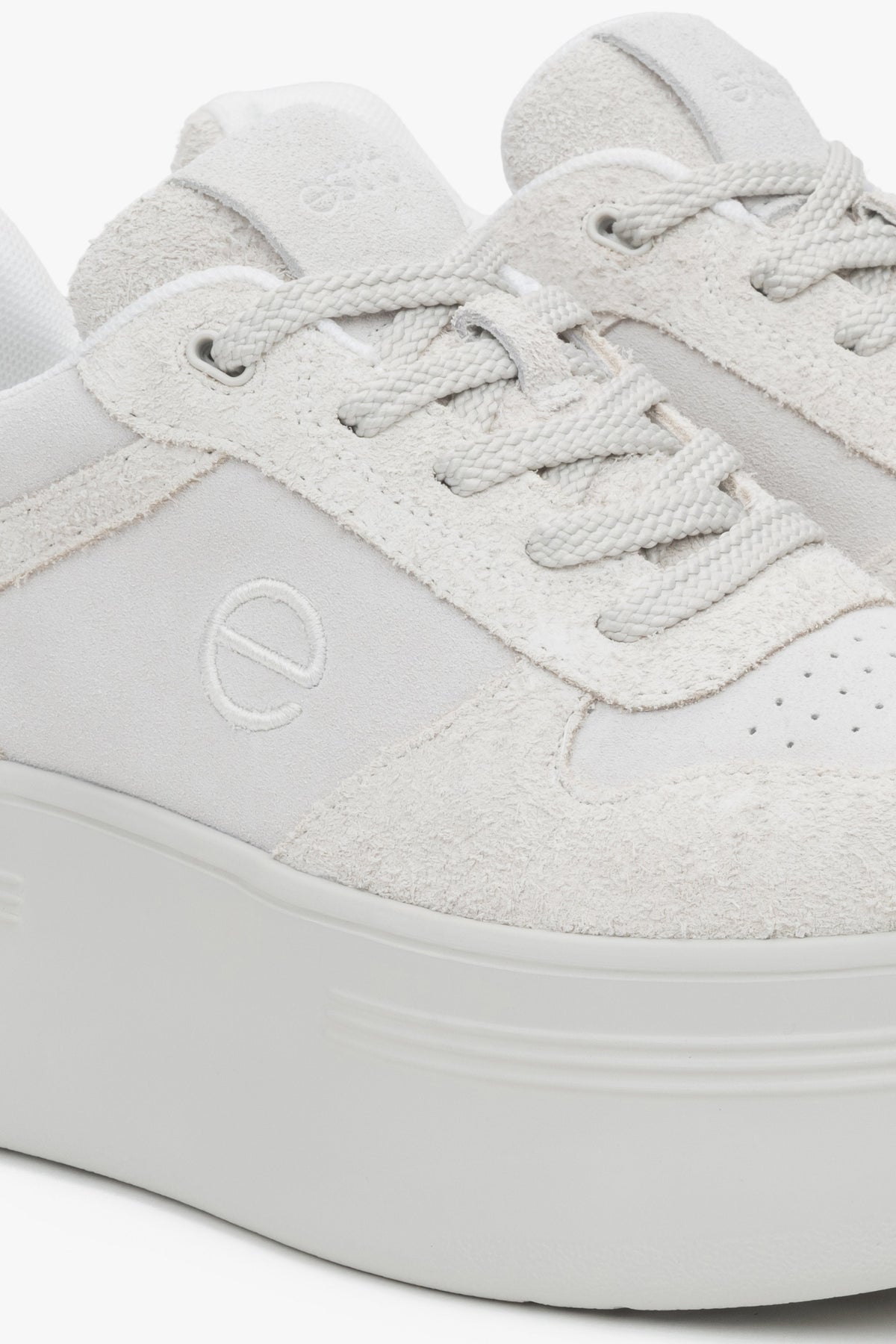 Weiche Sneaker in Weiß und Grau aus Velours mit klobiger Sohle von Estro.