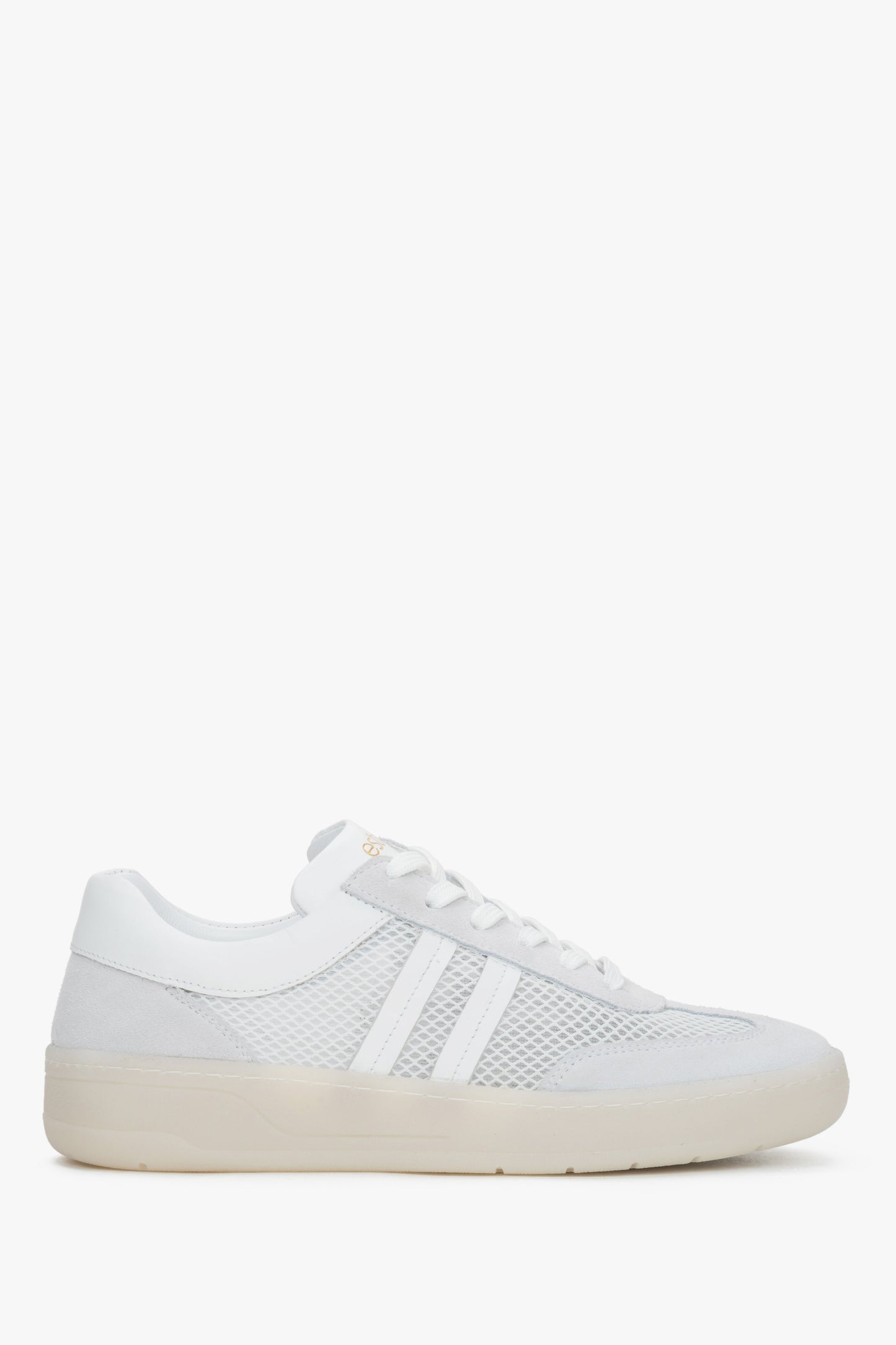 Flache Seitenansicht der weiß-beigen Damen-Sneaker aus Leder und atmungsaktivem Mesh.