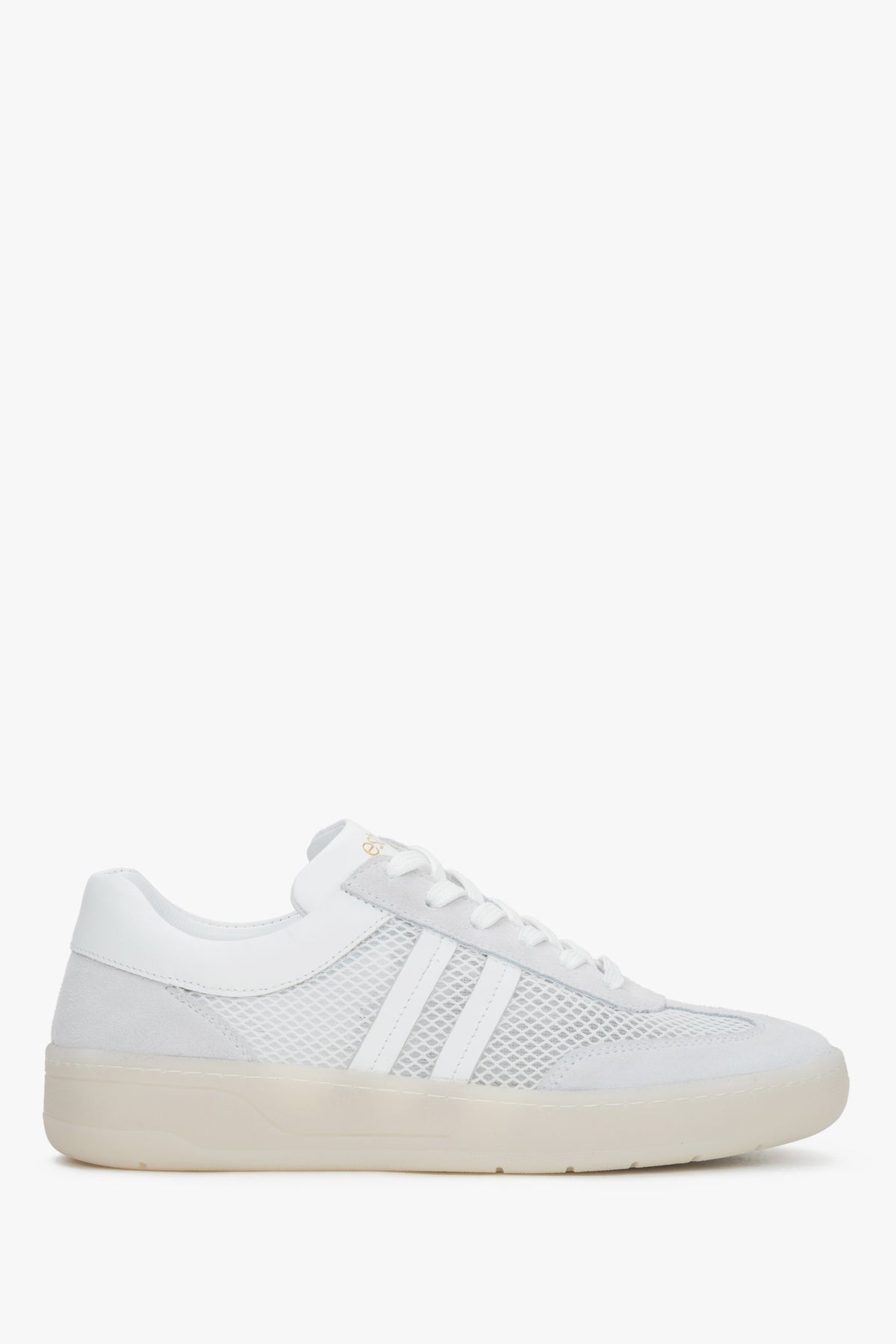 Flache Seitenansicht der weiß-beigen Damen-Sneaker aus Leder und atmungsaktivem Mesh.