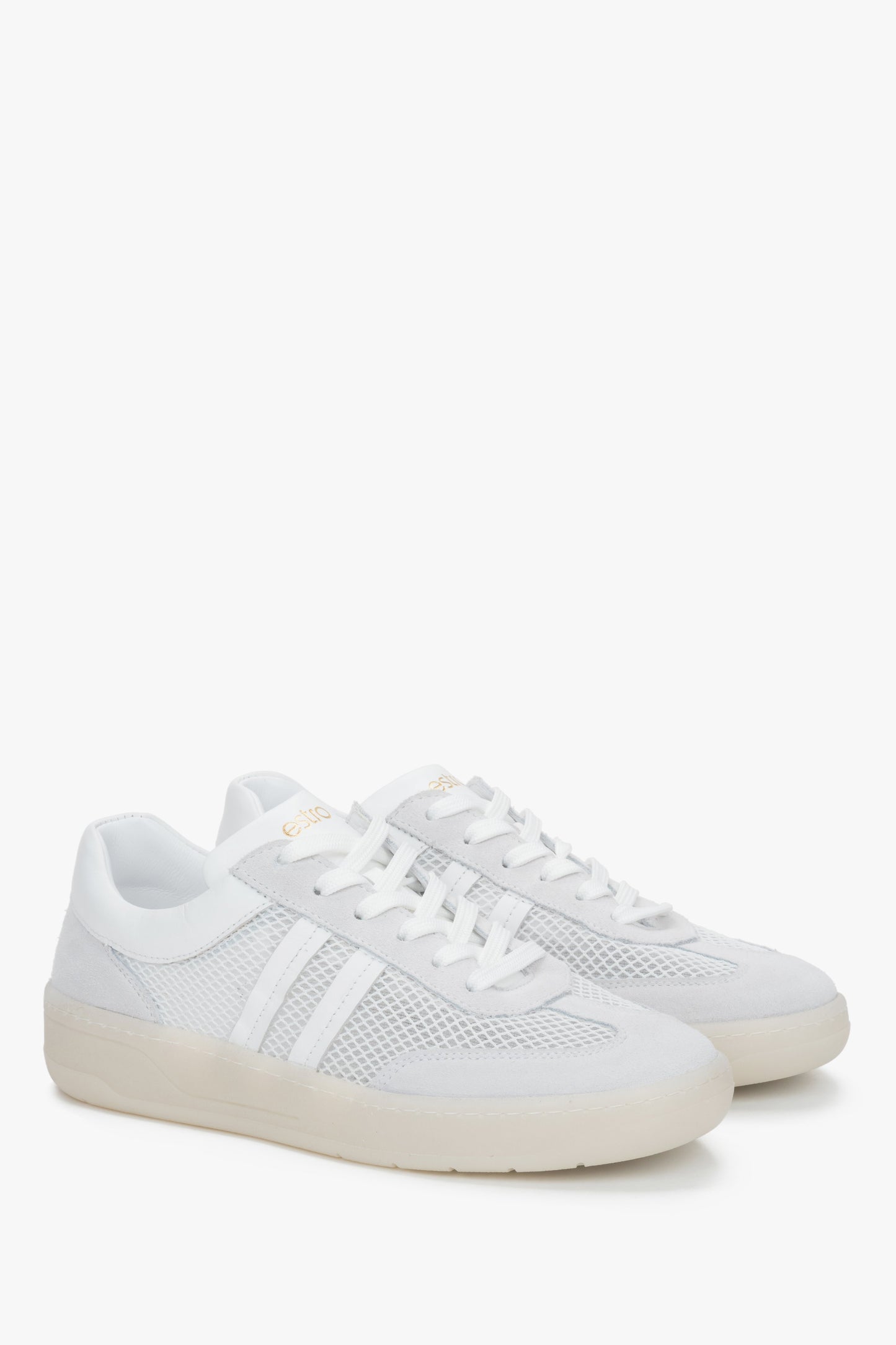 Schräge Ansicht der sportlich-eleganten Schnürschuhe mit beigen Velours-Details.