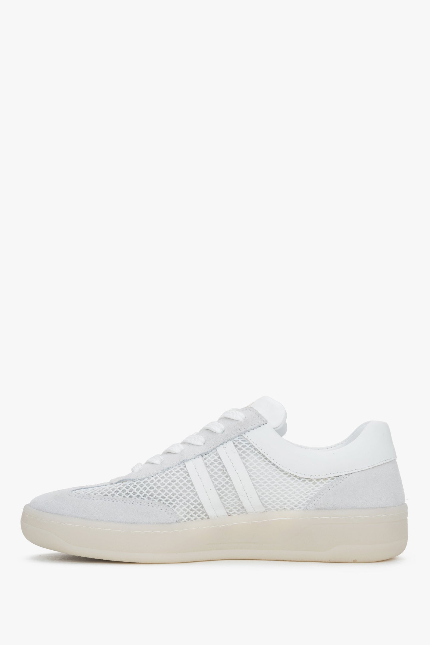 Profilansicht des bequemen Sneakers, die die leichte TR-Sohle zeigt.